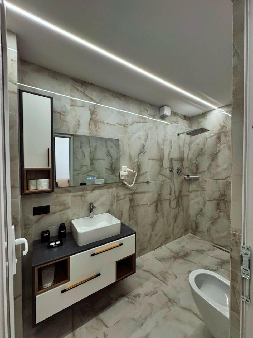 Hotel Fusha E Gjese วัลโบเนอ ภายนอก รูปภาพ